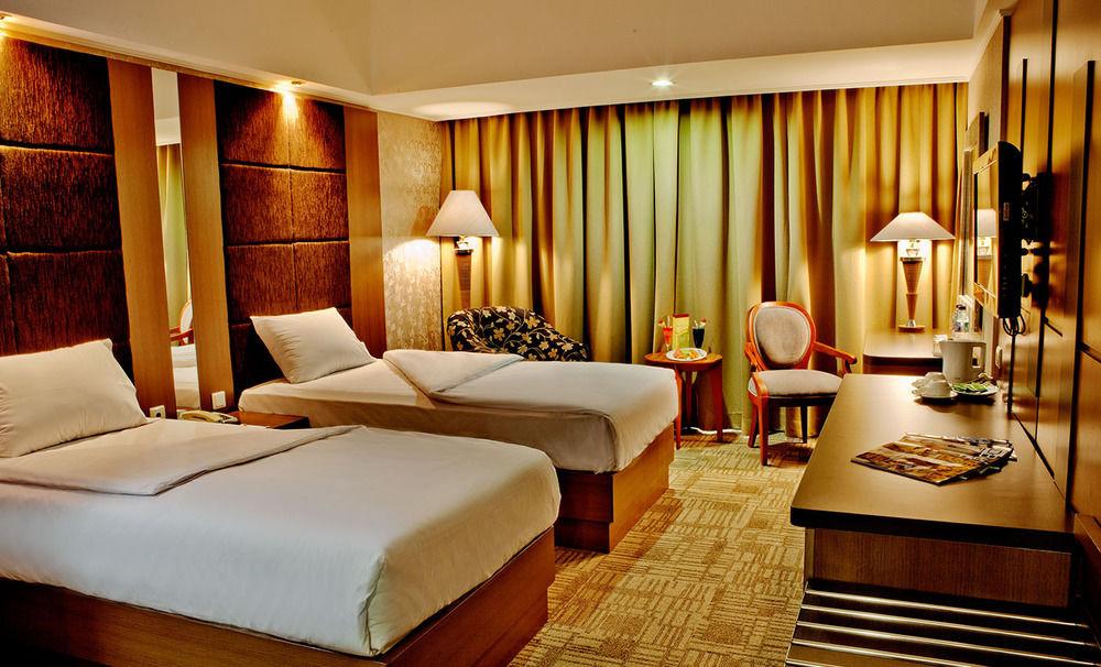 Treva International Otel Cakarta Dış mekan fotoğraf