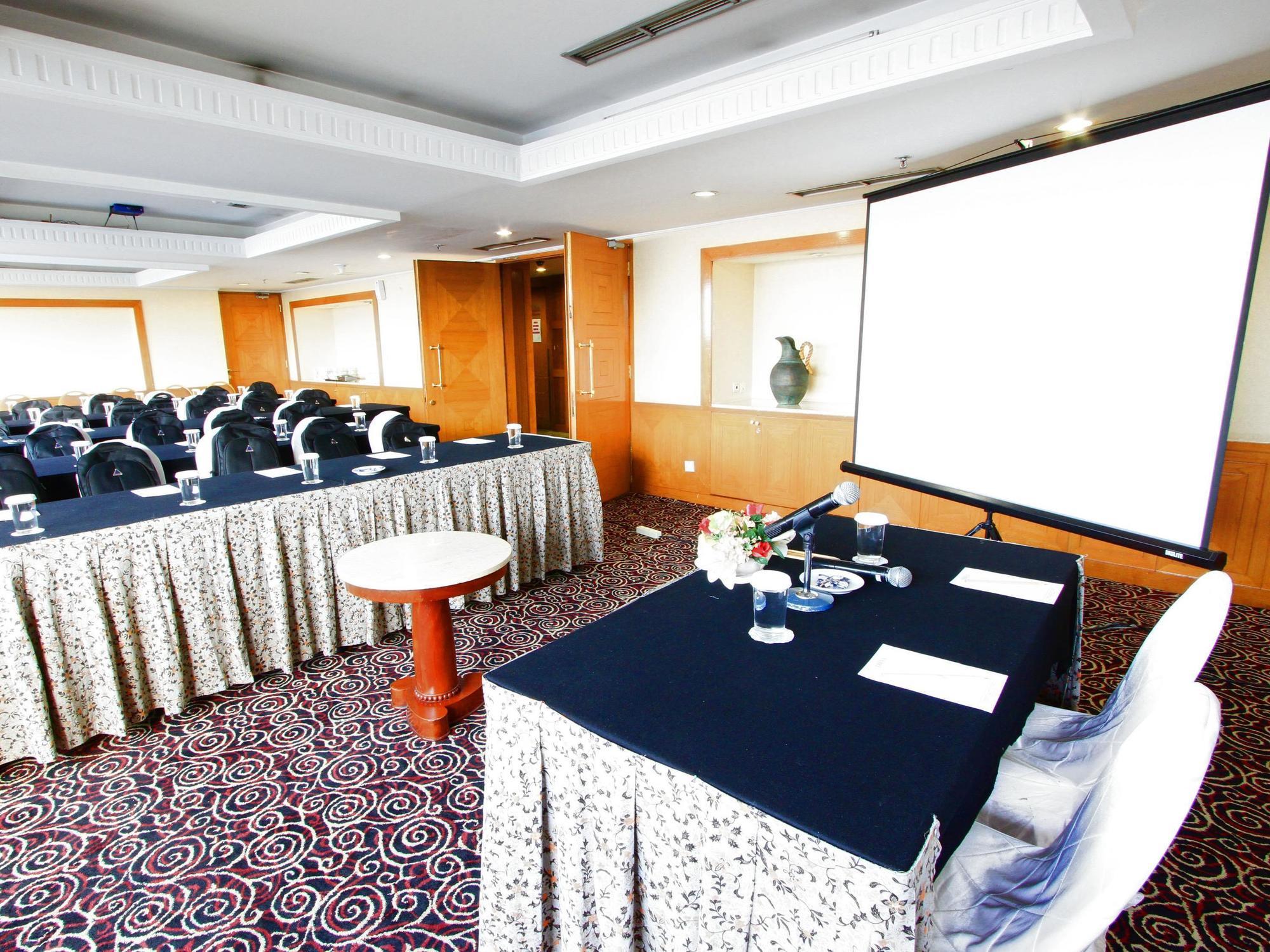 Treva International Otel Cakarta Dış mekan fotoğraf
