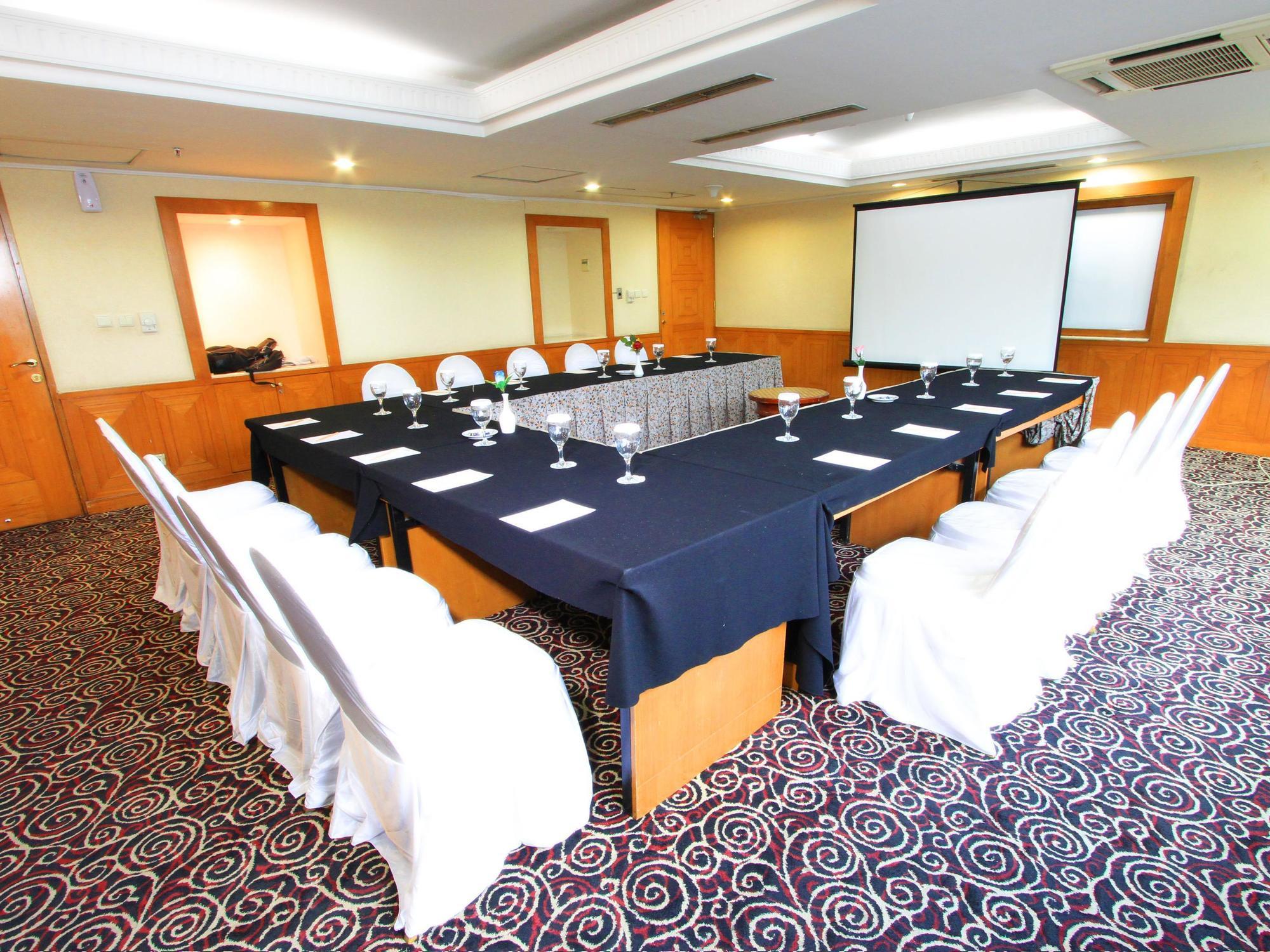 Treva International Otel Cakarta Dış mekan fotoğraf