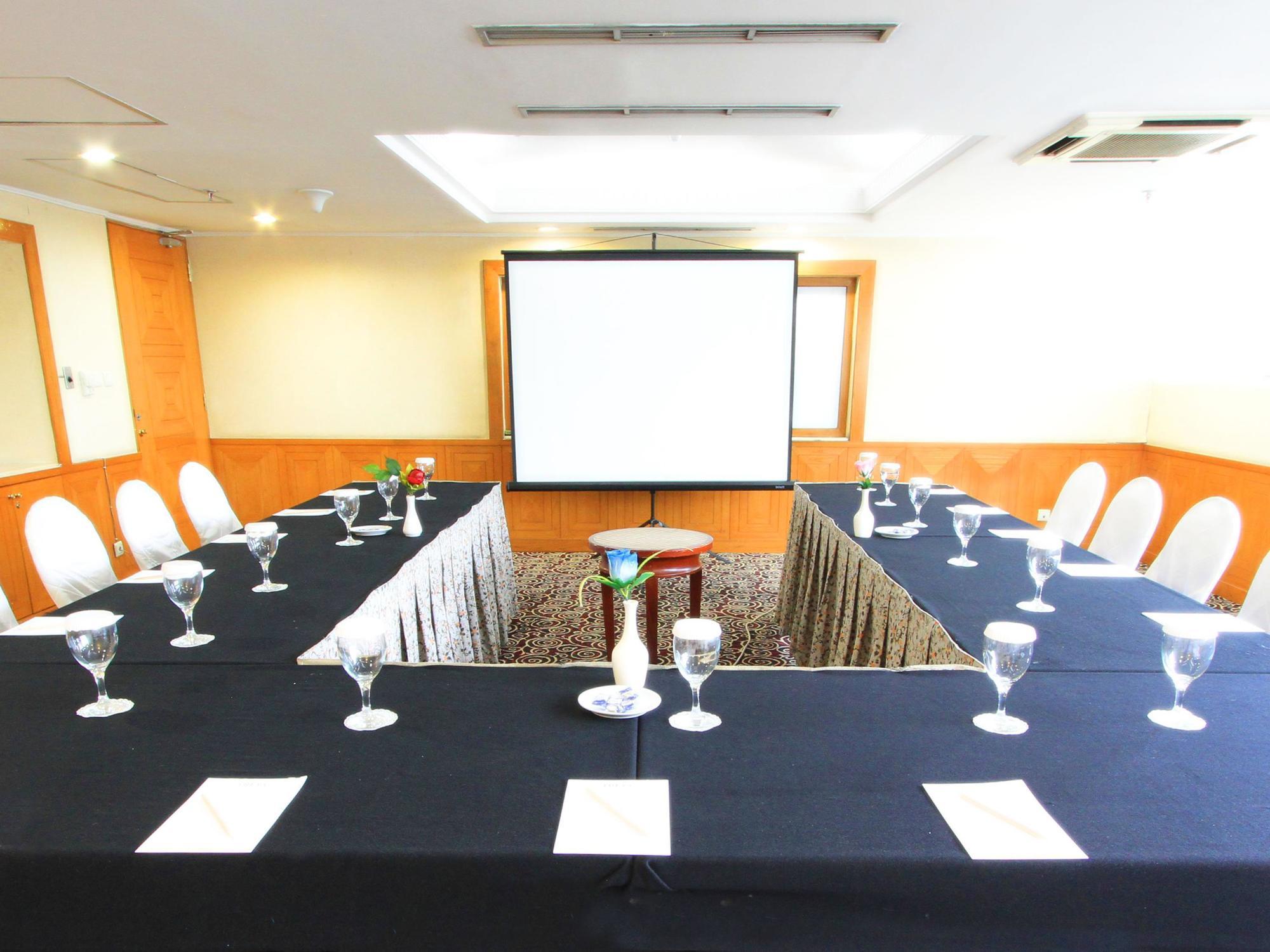 Treva International Otel Cakarta Dış mekan fotoğraf
